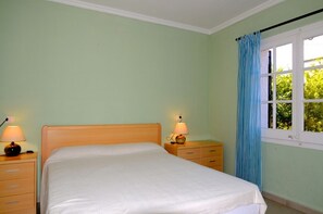 3 bedrooms, iron/ironing board, bed sheets