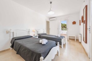 4 bedrooms, iron/ironing board, WiFi, bed sheets