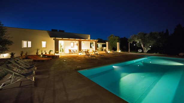 A modern house with a swimming pool, outdoor seating, and a patio area. - Villa Rosalorè by Perle di Puglia (Ugento)