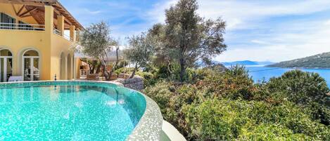 Infinity-Pool, Liegestühle