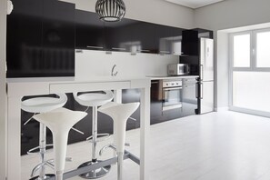 Refrigerador, microondas, horno y lavavajillas 