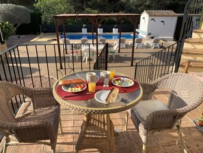 Outdoor dining - Privacy villa & pool, a/c, 3 bedrs, 3 ensuite bathrooms, lounge and wifi (Javea)