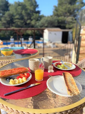 Outdoor dining - Privacy villa & pool, a/c, 3 bedrs, 3 ensuite bathrooms, lounge and wifi (Javea)