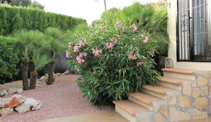 Exterior detail - Privacy villa & pool, a/c, 3 bedrs, 3 ensuite bathrooms, lounge and wifi (Javea)