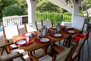 Outdoor dining - Privacy villa & pool, a/c, 3 bedrs, 3 ensuite bathrooms, lounge and wifi (Javea)