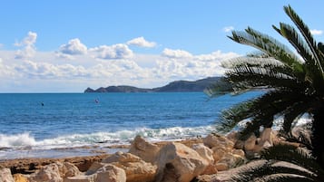 Ubicación cercana a la playa y toallas de playa