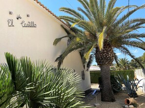 Property grounds - Privacy villa & pool, a/c, 3 bedrs, 3 ensuite bathrooms, lounge and wifi (Javea)