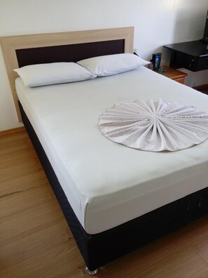 Minibar, desk, iron/ironing board, free WiFi - Figueira Palace Hotel (Dourados)