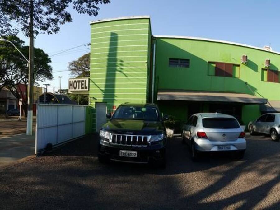 Tempat letak kenderaan sendiri percuma