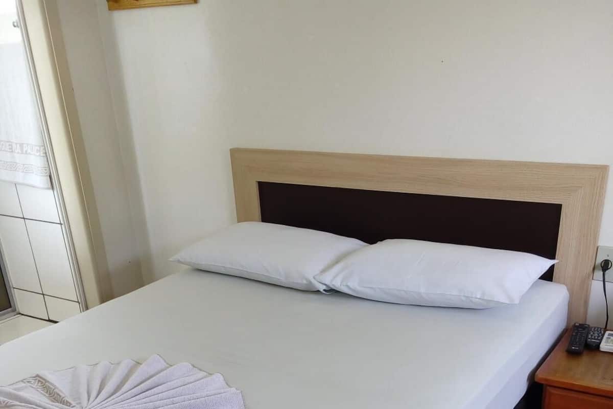 Een minibar, een bureau, een strijkplank/strijkijzer, gratis wifi