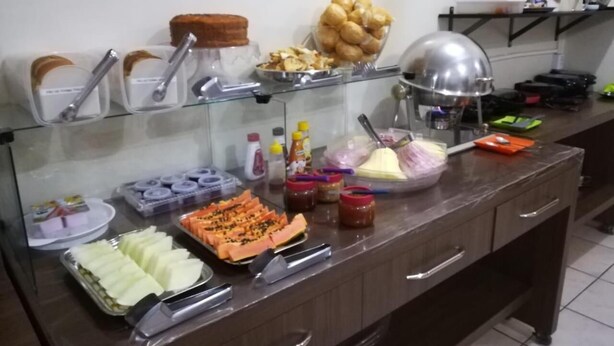 Een buffet met diverse gerechten en sauzen.