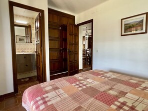 3 bedrooms, iron/ironing board, bed sheets