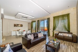 Een televisie en een open haard