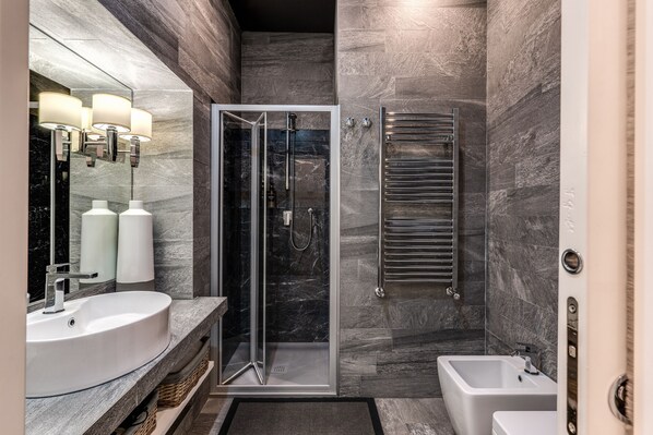 Shower, free toiletries, hair dryer, bidet