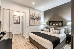 2 chambres, coffres-forts dans les chambres, bureau