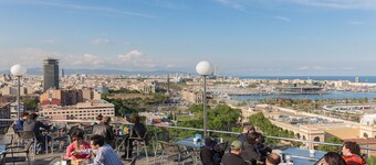 Modern and spacious w/ private pool close to BCN