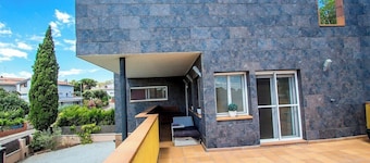 Modern and spacious w/ private pool close to BCN