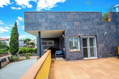 Modern and spacious w/ private pool close to BCN