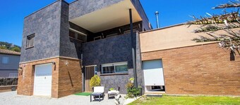 Modern and spacious w/ private pool close to BCN