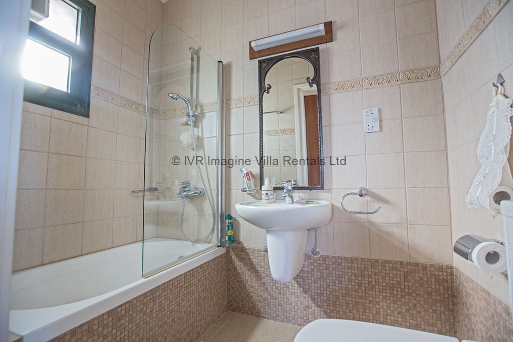 Sèche-cheveux, serviettes fournies