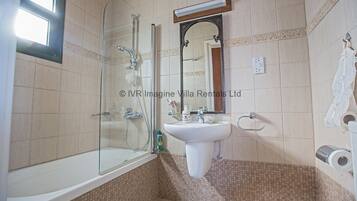 SĂšche-cheveux, serviettes fournies