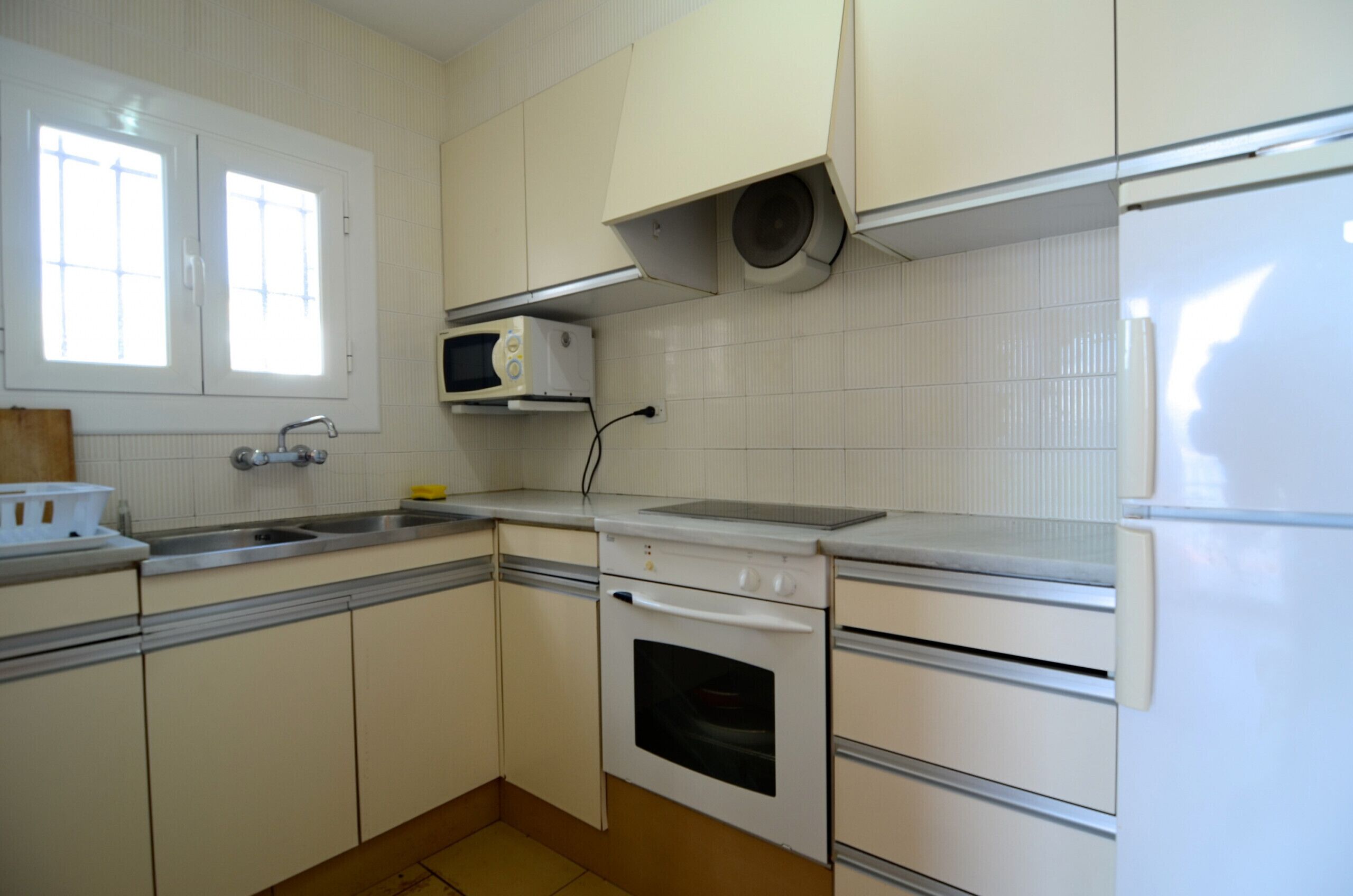 Kühlschrank, Mikrowelle, Ofen, Wasserkocher mit Kaffee-/Teezubehör
