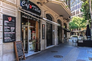 Un café appelé « Café Tallat », doté d’une terrasse et d’un panneau affichant le menu.