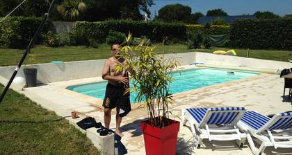 Villa bord de mer avec piscine chauffée, plage à 15 minutes à pied , trÚs calme.