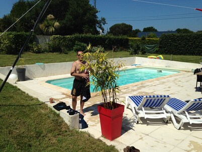 Villa junto al mar con piscina climatizada, playa a 15 minutos a pie, muy tranquila.