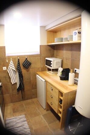 Kühlschrank, Mikrowelle, Ofen, Herdplatte