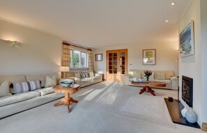 TV, books - 5 Bed in Croyde (oc-bonac) (Croyde)