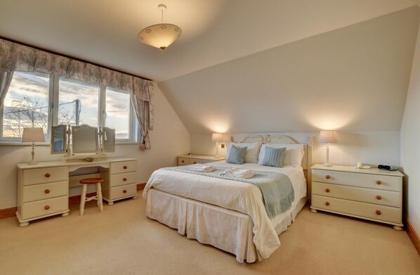 5 bedrooms, iron/ironing board, free WiFi, bed sheets