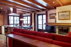 TV, fireplace