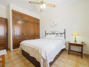 3 slaapkamers, een strijkplank/strijkijzer, gratis wifi, beddengoed