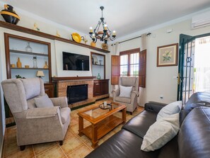 Een televisie en een open haard