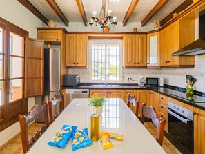 Een koelkast, een magnetron, een oven, een vaatwasser