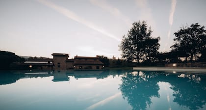 Villa mit Pool und Blick auf die Burg von Poppi