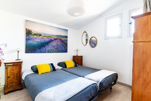 3 bedrooms, iron/ironing board, free internet