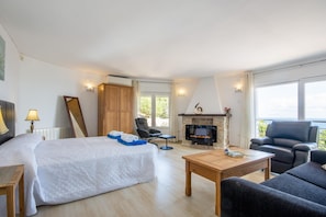 6 bedrooms, iron/ironing board, free WiFi, bed sheets