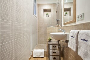Bathtub, hair dryer, towels - Ferran - Habitat Apartments (Barcelona)