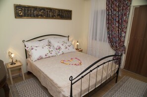2 bedrooms, iron/ironing board, internet, bed sheets