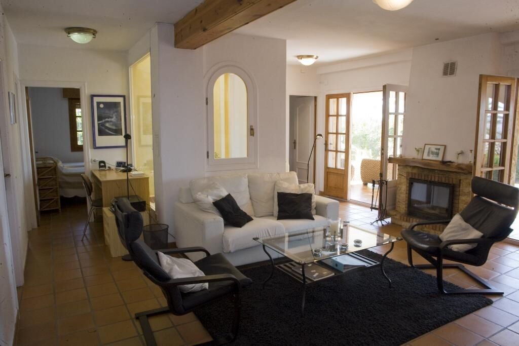 Télévision, cheminée, lecteur de DVD, chaîne hi-fi