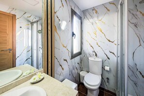 Bathroom - Villa Susi - Five Bedroom Villa, Sleeps 10 (Fuerteventura)