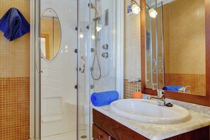 Ducha y bañera combinadas y toallas