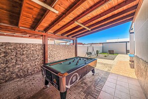 An outdoor pool table area with a stone wall and a clear view of the sky. - Villa Susi - Five Bedroom Villa, Sleeps 10 (Fuerteventura)