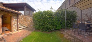 Outdoor dining - Old Stone Apartment with Pool, view and close to Seaside (Cinigiano)