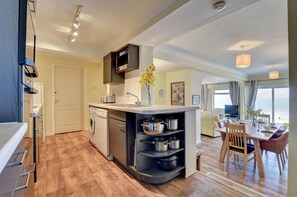 Microwave, oven, dishwasher, high chair - 3 Bed in Clifton Court (oc-fl8) (Croyde)