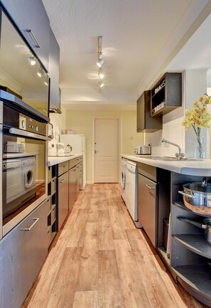 ميكروويف، فرن، غسالة أطباق، كرسي للأطفال