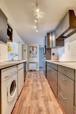 Microwave, oven, dishwasher, high chair - 3 Bed in Clifton Court (oc-fl8) (Croyde)