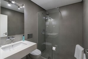 Dusche, Haartrockner, Bidet, Handtücher